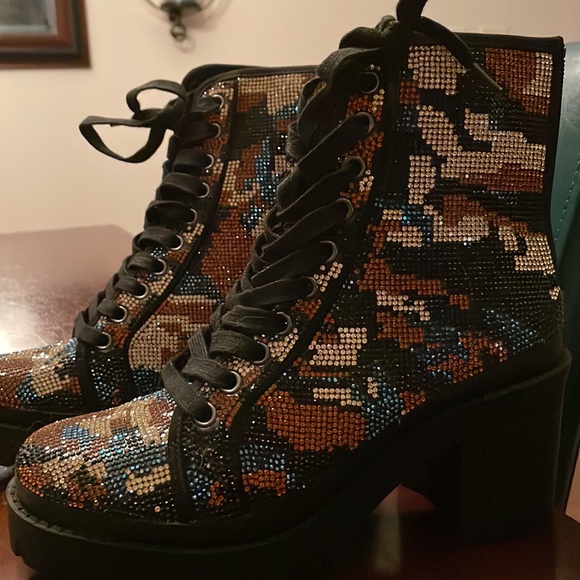 Steve Madden Camo multi boots. - Picture 2 of 3